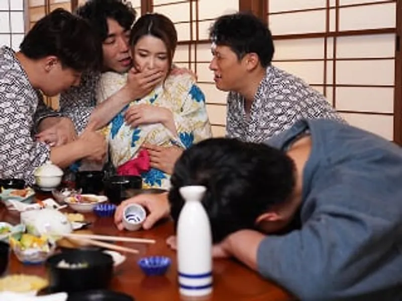 đưa người vợ đi suối nước nóng, chồng yêu không biết cô vợ bị người khác địt sấp mặt