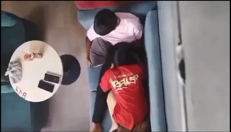 Quay lén người yêu liếm mút cho cô bạn gái nơi công cộng