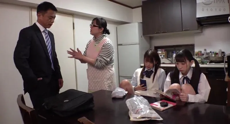 Ngày đầu gặp mặt bố dượng đã phang 2 thiên thần nhỏ riêng của vợ