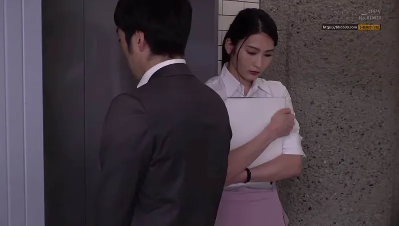 Em thư ký buồn bã bị tiền bối bắt vào nhà trọ phục vụ đối tác