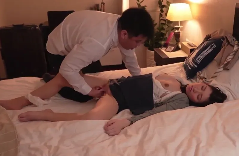 Biết em thư ký sắp kết hôn, sếp chuốc thuốc mê nện cô nàng cả đêm trong chuyến công tác