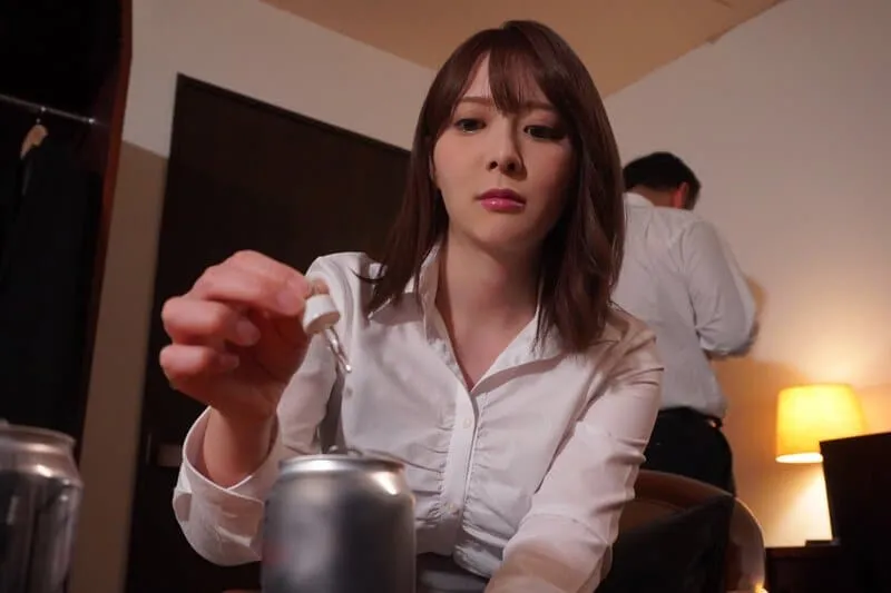 Chuyện lạ khi em thư ký chuốc thuốc anh trưởng phòng để quan hệ trong chuyến công tác