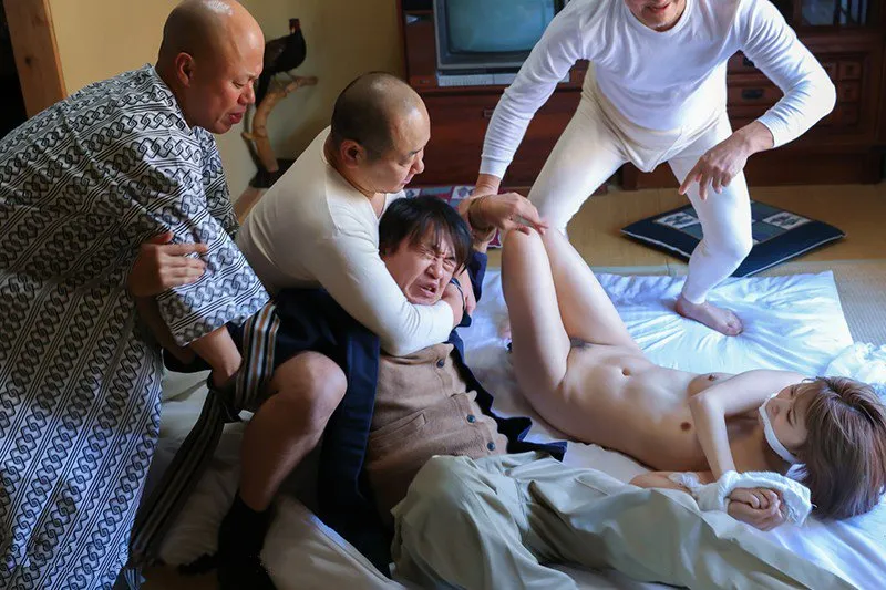 Chồng yêu nhìn người vợ bị những tên tù vượt ngục cưỡng hiếp