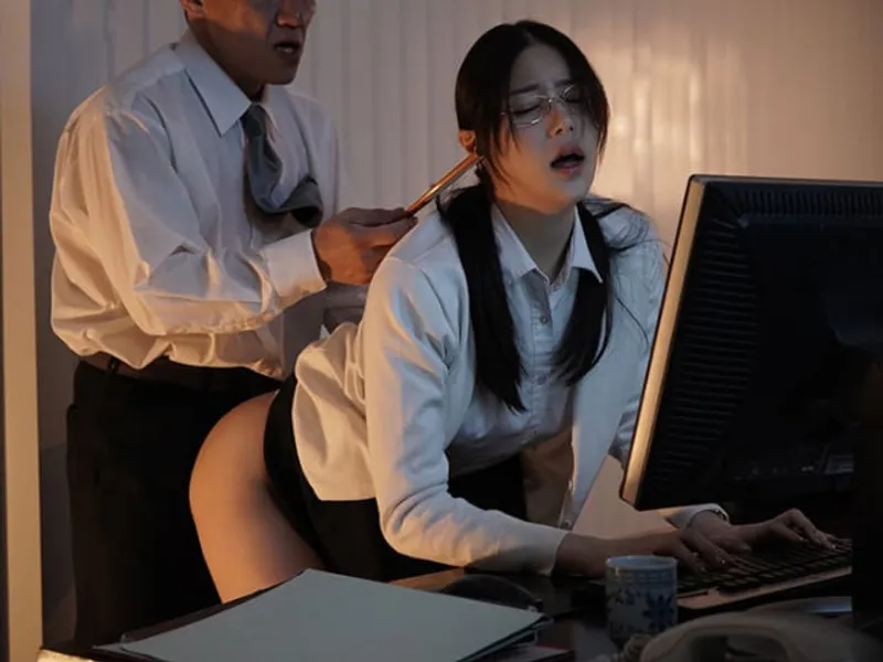 Cô nhân viên thiếu thốn "tình cảm" và tên cấp trên già may mắn